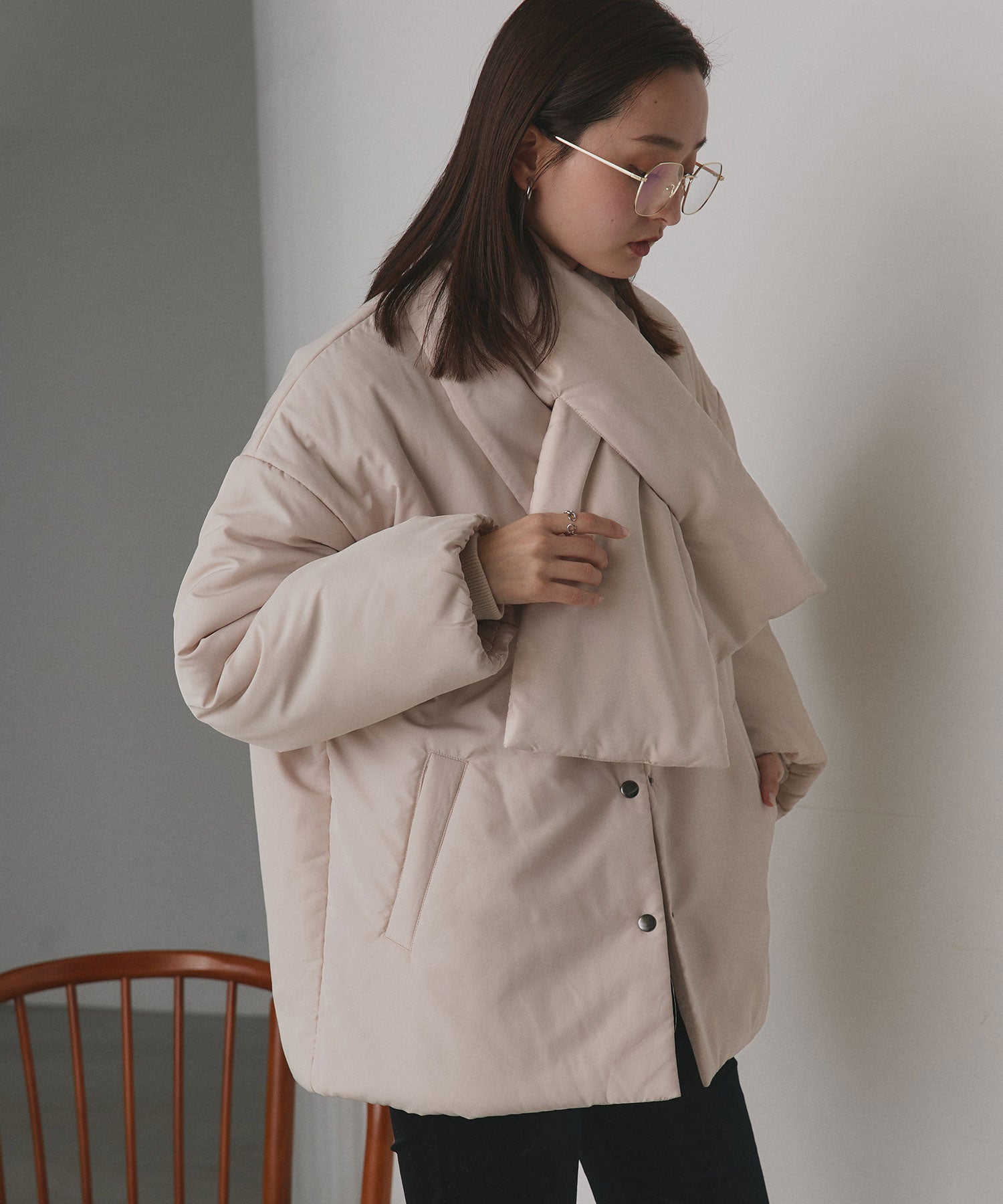 アドティエ ad thie 共地マフラー付きノーカラー中綿ジャケット 軽量 防寒 エコダウン アウター 秋服 秋 冬服 冬 （ナチュラル） ナチュラル