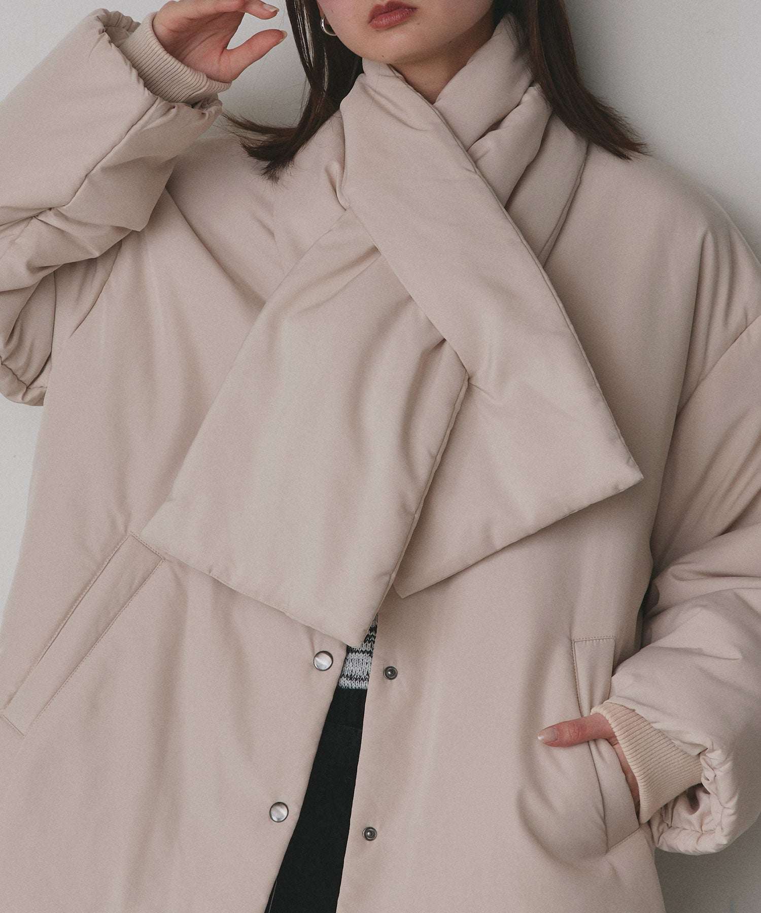 アドティエ ad thie 共地マフラー付きノーカラー中綿ジャケット 軽量 防寒 エコダウン アウター 秋服 秋 冬服 冬 （ナチュラル） ナチュラル