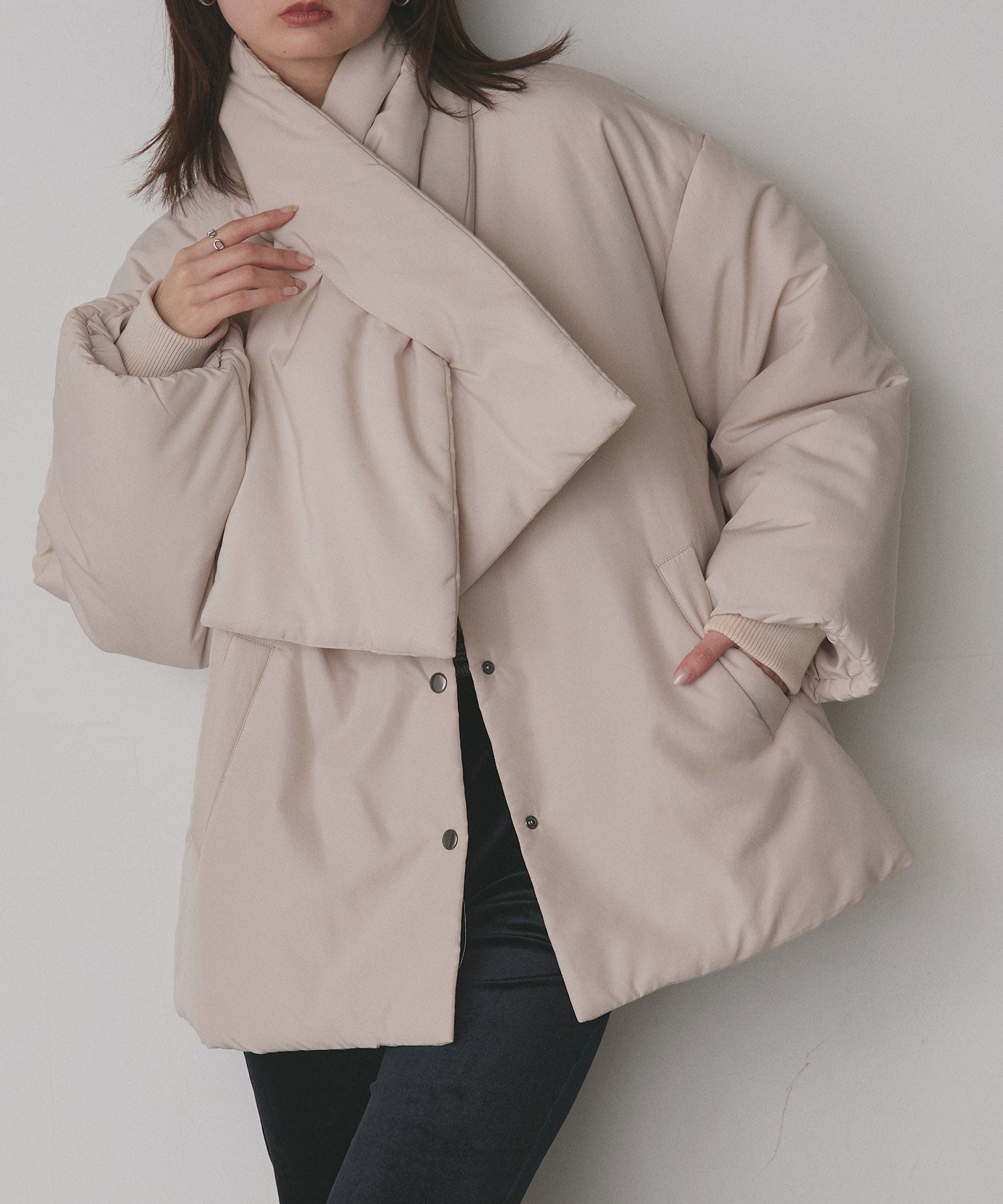 アドティエ ad thie 共地マフラー付きノーカラー中綿ジャケット 軽量 防寒 エコダウン アウター 秋服 秋 冬服 冬 （ナチュラル） ナチュラル