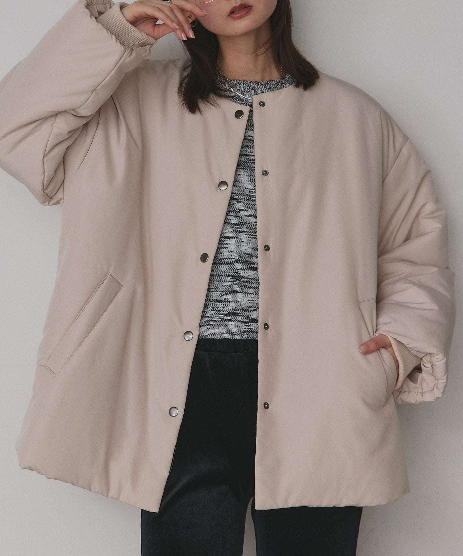 アドティエ ad thie 共地マフラー付きノーカラー中綿ジャケット 軽量 防寒 エコダウン アウター 秋服 秋 冬服 冬 （ナチュラル） ナチュラル