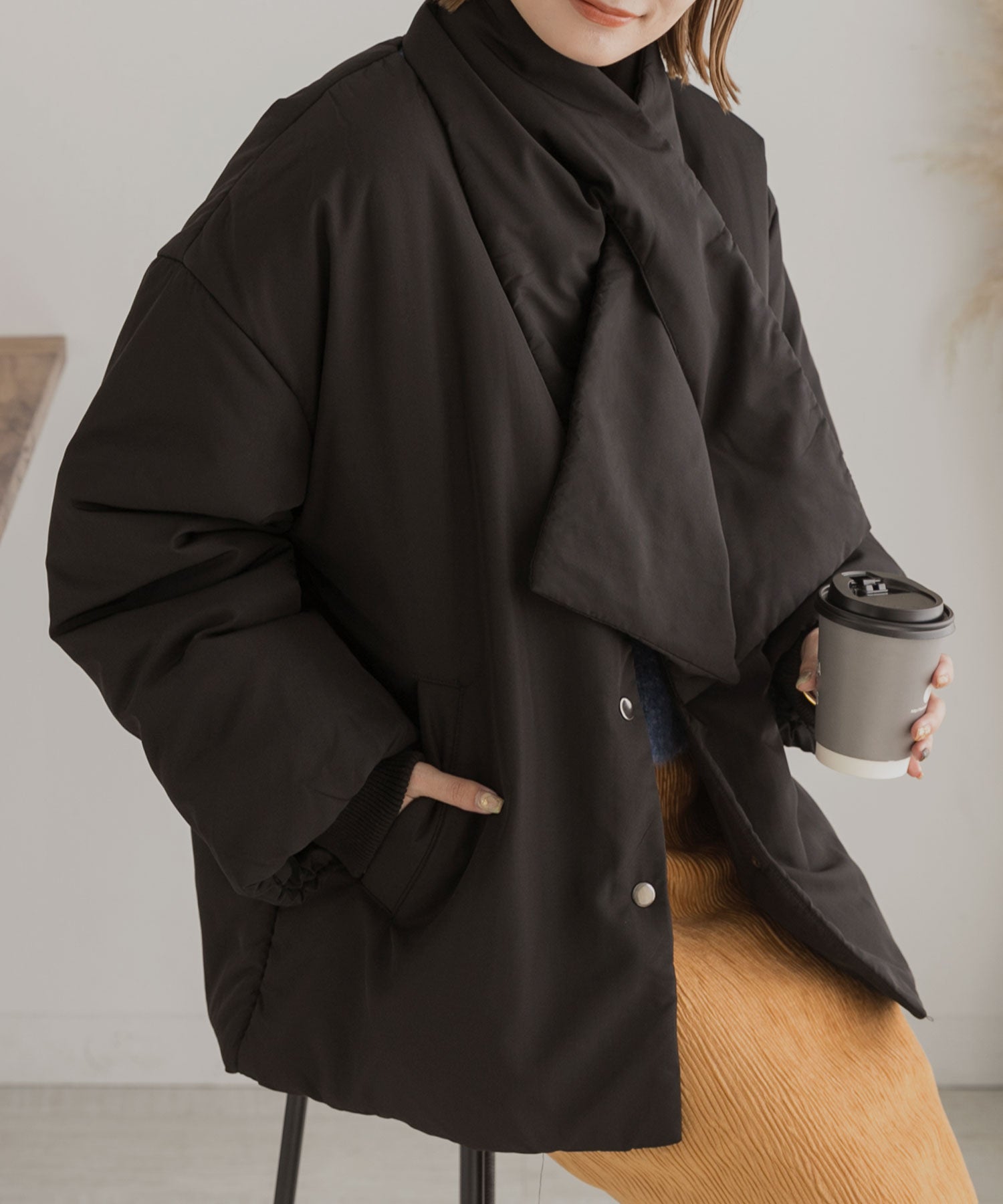 アドティエ ad thie 共地マフラー付きノーカラー中綿ジャケット 軽量 防寒 エコダウン アウター 秋服 秋 冬服 冬 （ナチュラル） ナチュラル