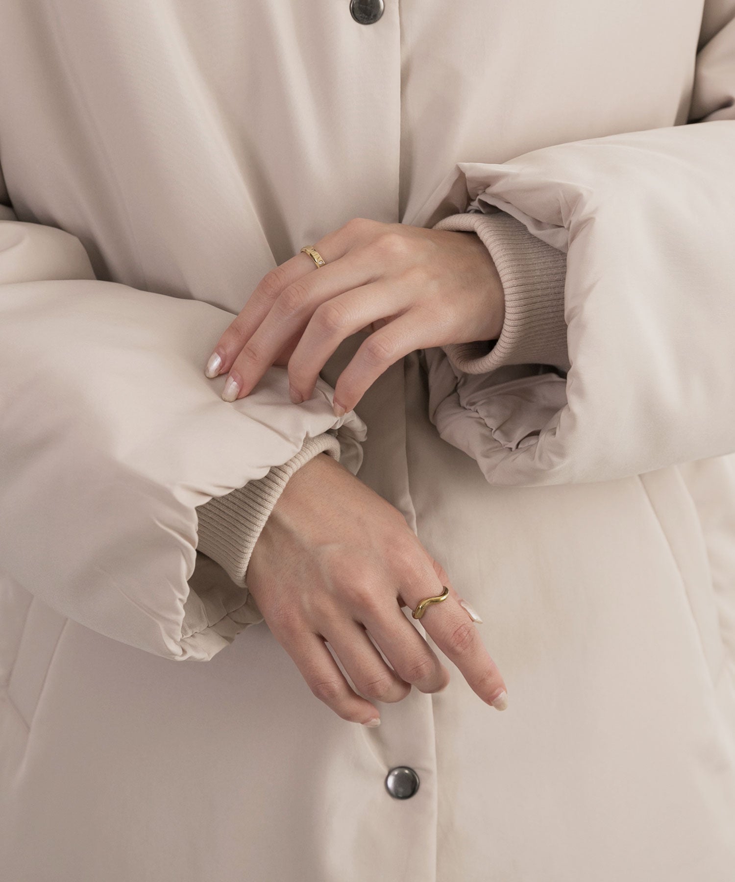 アドティエ ad thie 共地マフラー付きノーカラー中綿ジャケット 軽量 防寒 エコダウン アウター 秋服 秋 冬服 冬 （ナチュラル） ナチュラル