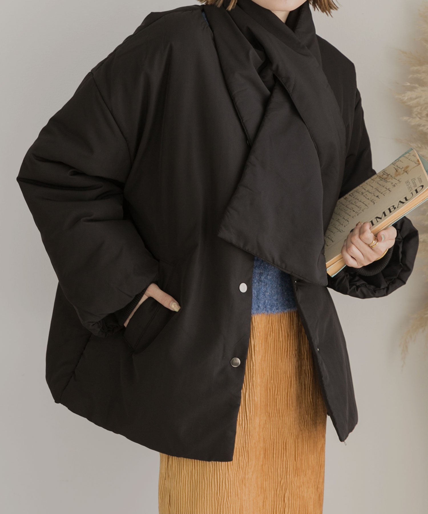 アドティエ ad thie 共地マフラー付きノーカラー中綿ジャケット 軽量 防寒 エコダウン アウター 秋服 秋 冬服 冬 （ブラック） ブラック