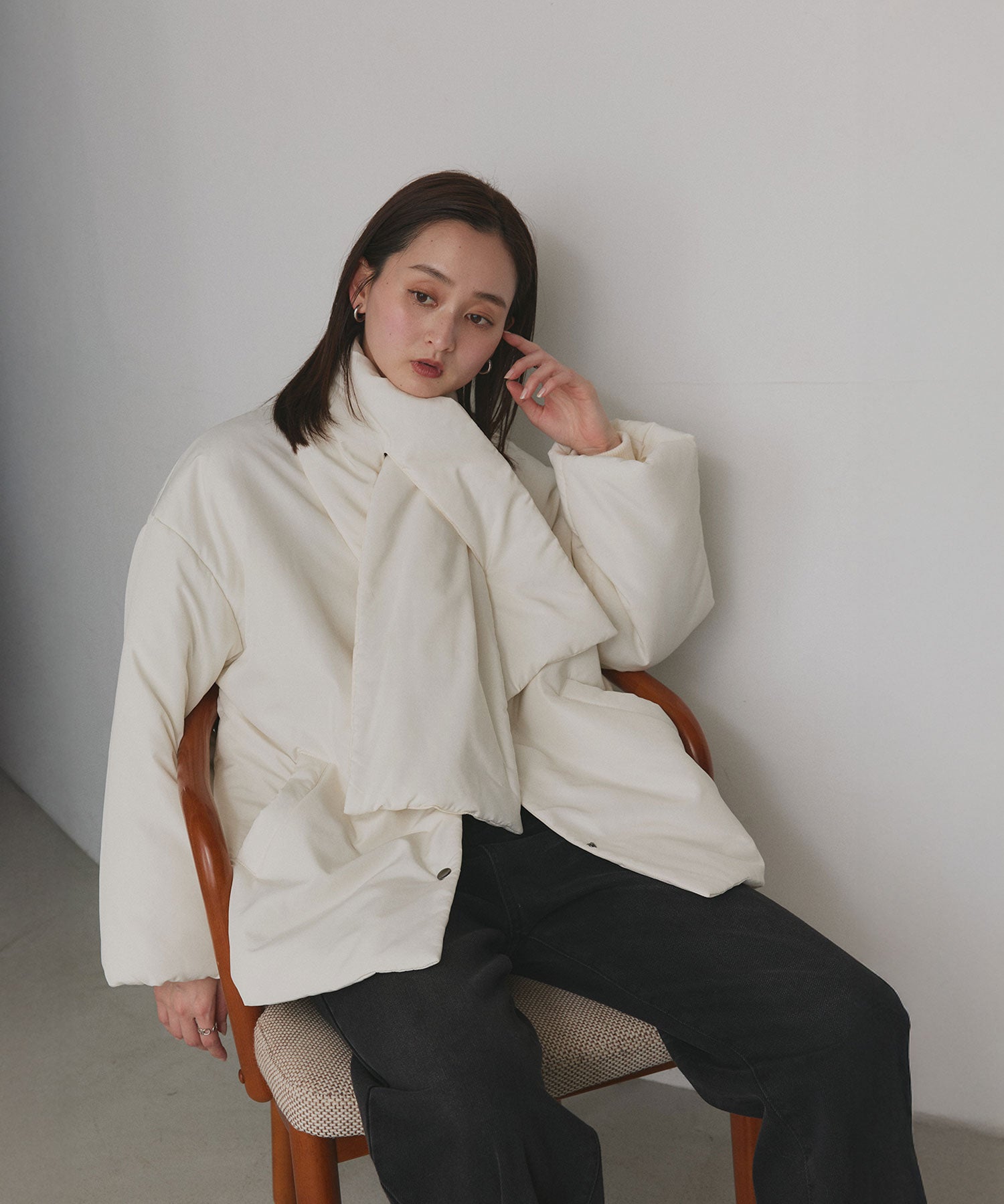 アドティエ ad thie 共地マフラー付きノーカラー中綿ジャケット 軽量 防寒 エコダウン アウター 秋服 秋 冬服 冬 （オフホワイト） オフホワイト