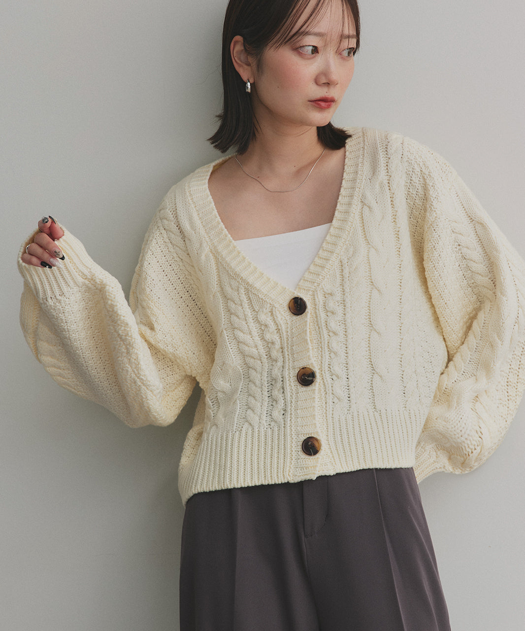 アドティエ ad thie 袖ボリュームざっくりVネックニットカーディガン （アイボリー） アイボリー