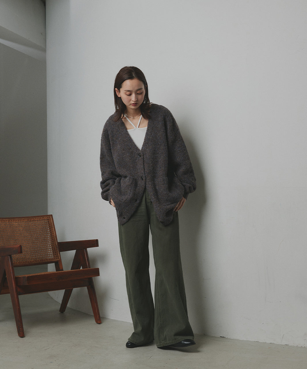 アドティエ ad thie 【2023AW新作】ふんわり・ブークレ Vネックニットカーディガン （チャコール） チャコール