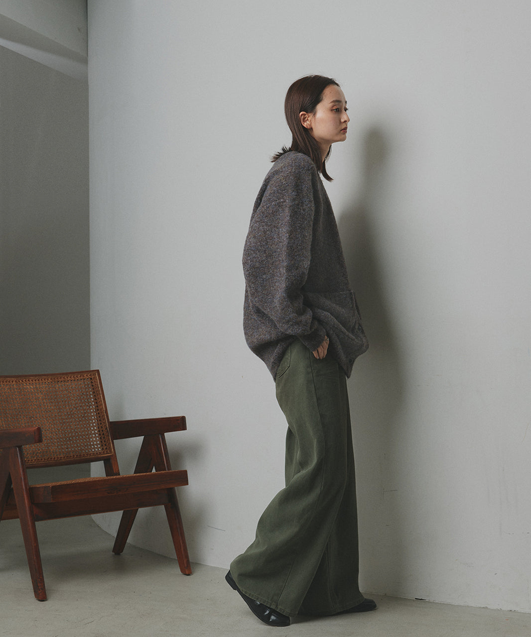 アドティエ ad thie 【2023AW新作】ふんわり・ブークレ Vネックニットカーディガン （チャコール） チャコール