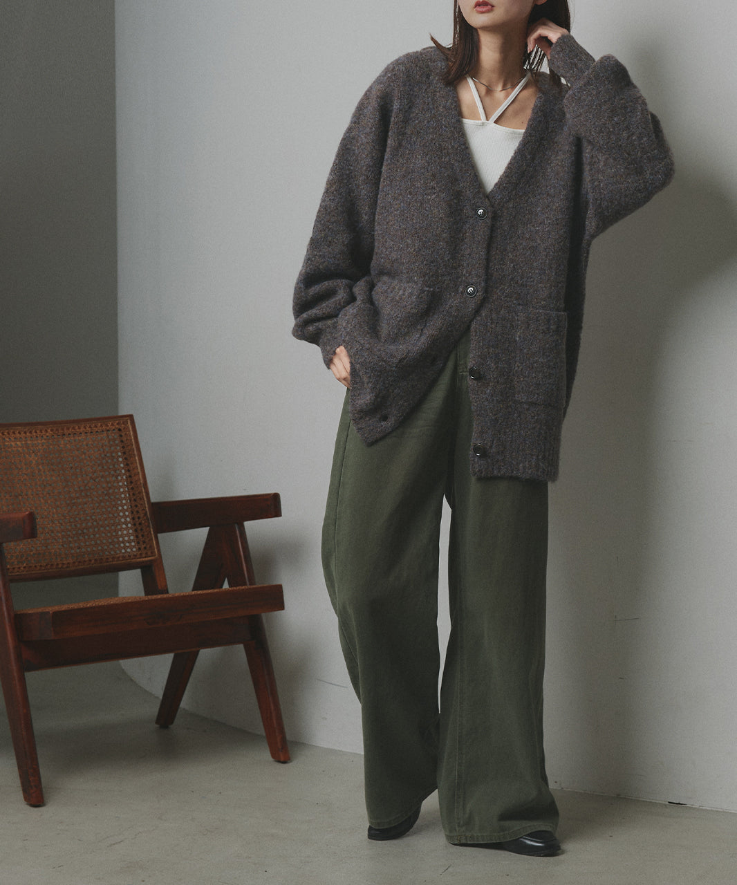 アドティエ ad thie 【2023AW新作】ふんわり・ブークレ Vネックニットカーディガン （チャコール） チャコール