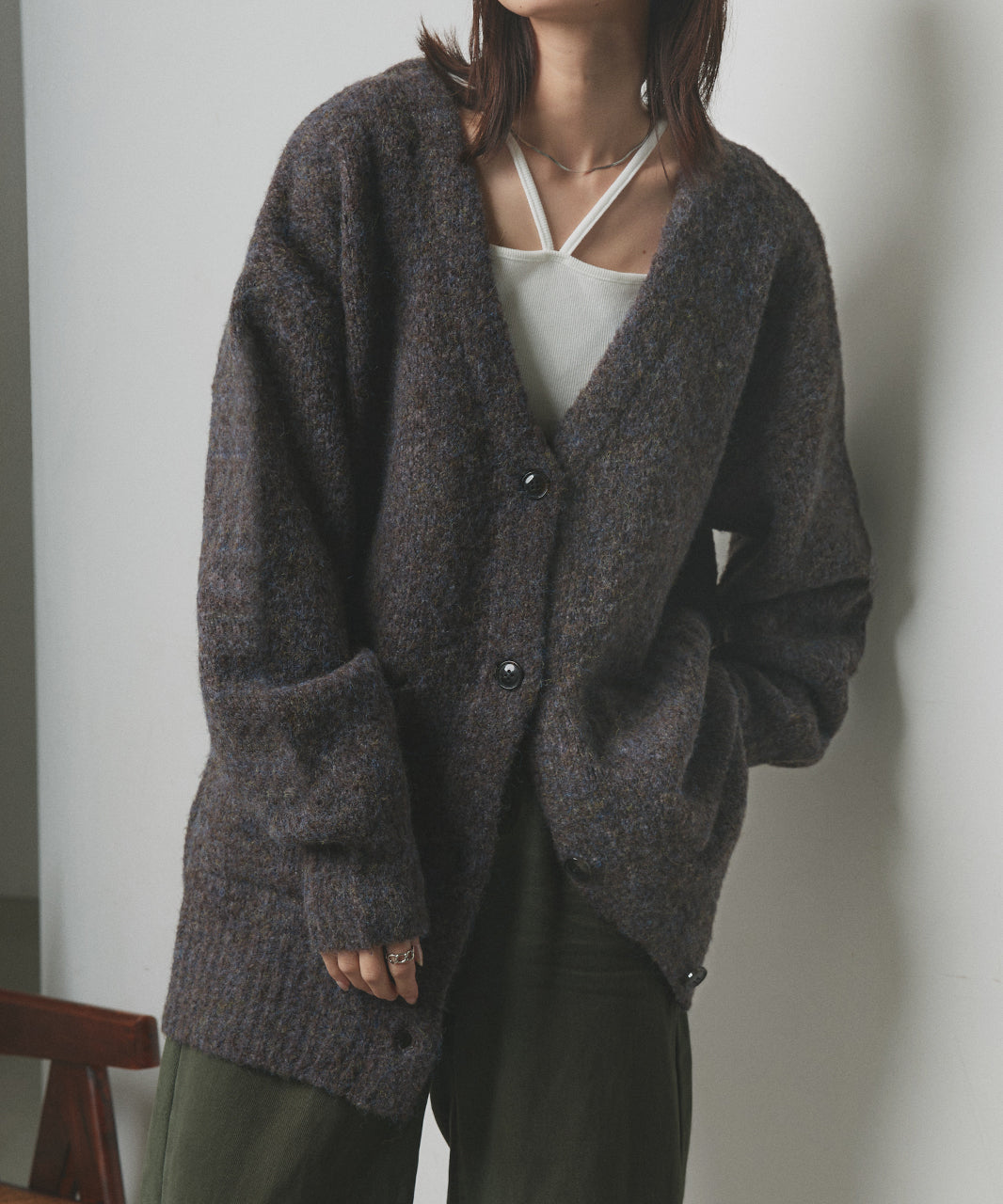 アドティエ ad thie 【2023AW新作】ふんわり・ブークレ Vネックニットカーディガン （チャコール） チャコール