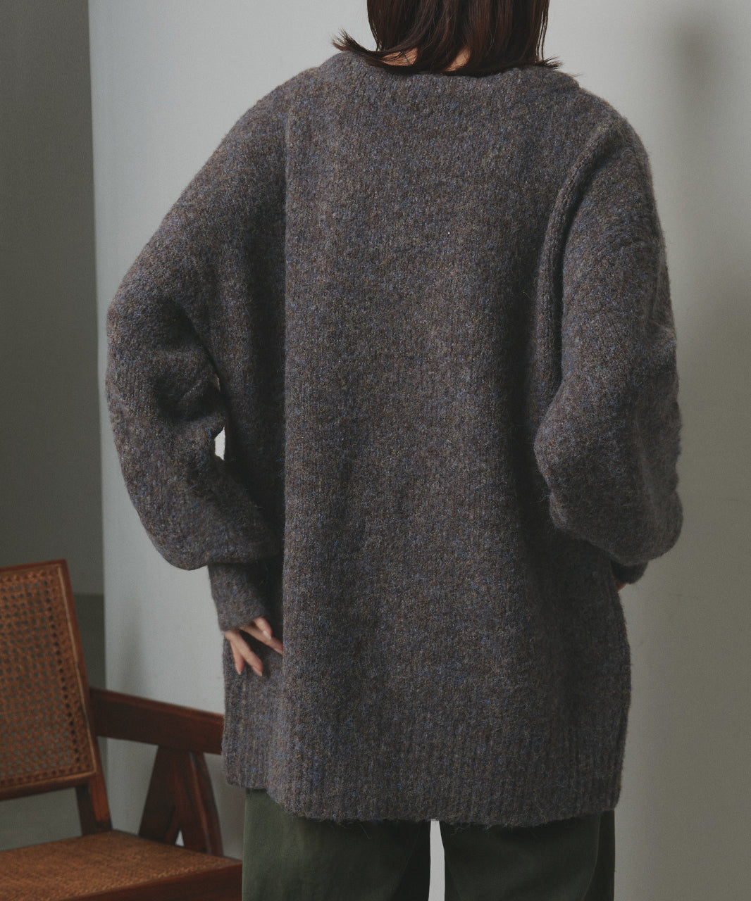 アドティエ ad thie 【2023AW新作】ふんわり・ブークレ Vネックニットカーディガン （チャコール） チャコール