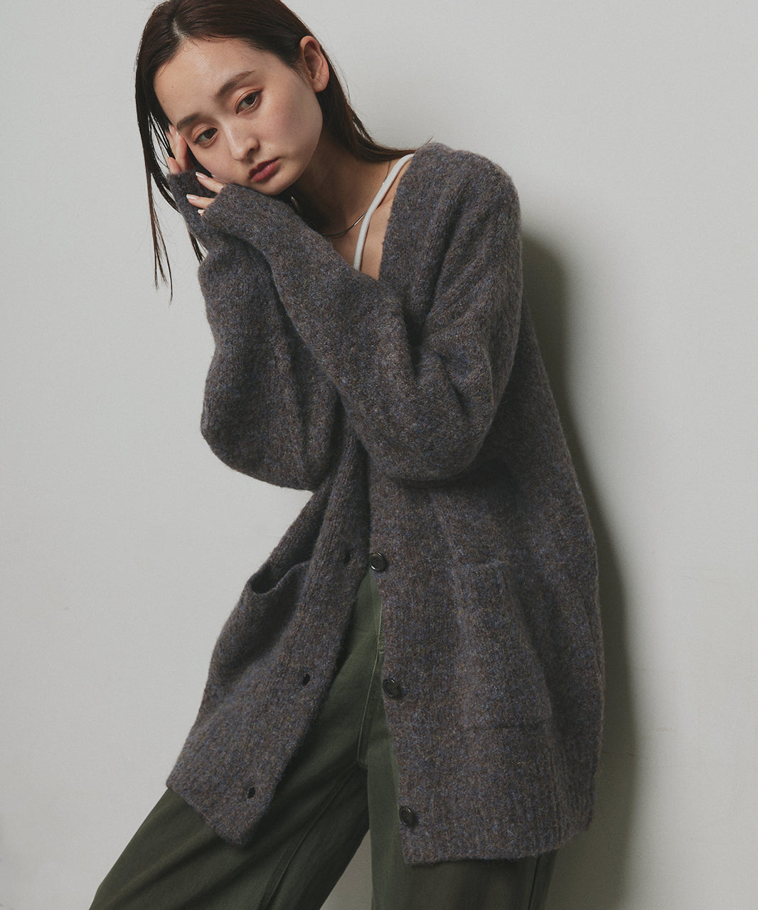 アドティエ ad thie 【2023AW新作】ふんわり・ブークレ Vネックニットカーディガン （チャコール） チャコール