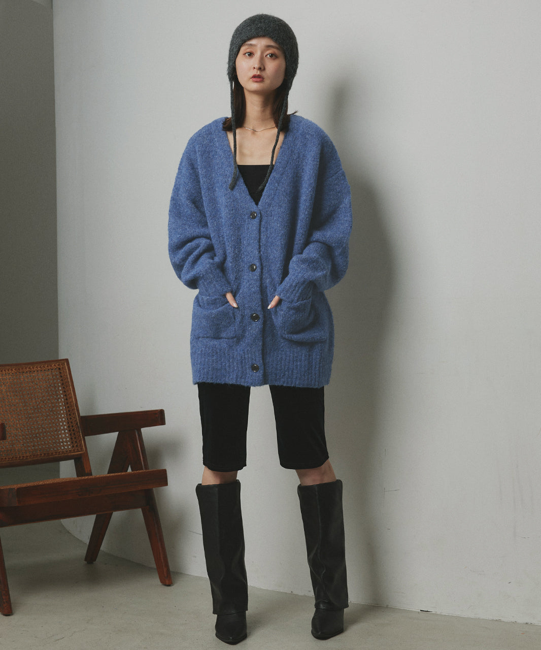 アドティエ ad thie 【2023AW新作】ふんわり・ブークレ Vネックニットカーディガン （チャコール） チャコール