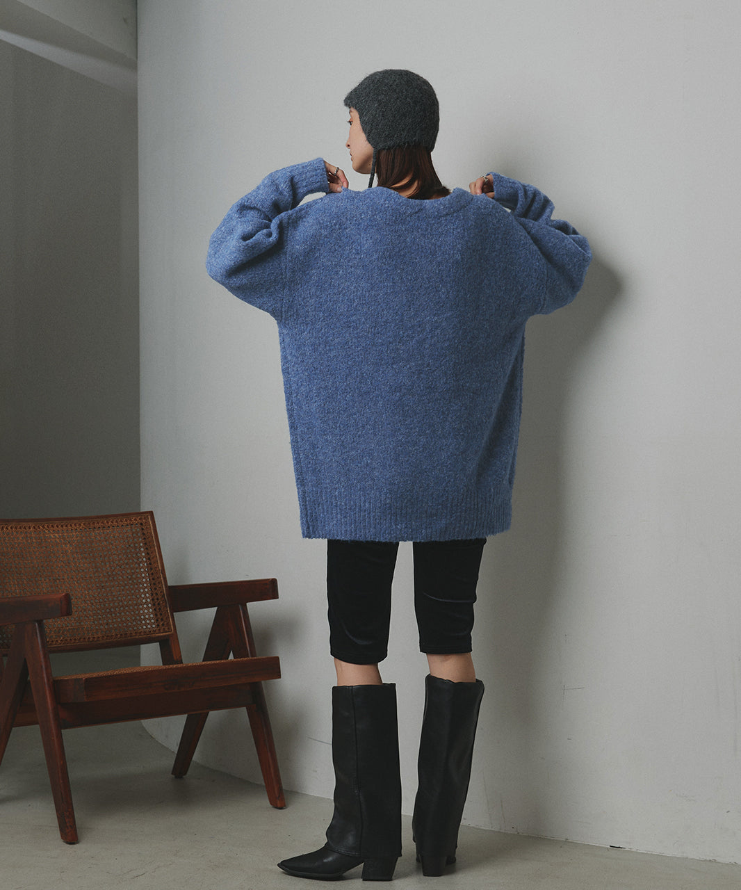 アドティエ ad thie 【2023AW新作】ふんわり・ブークレ Vネックニットカーディガン （チャコール） チャコール