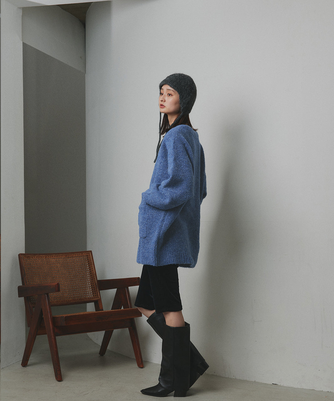 アドティエ ad thie 【2023AW新作】ふんわり・ブークレ Vネックニットカーディガン （チャコール） チャコール