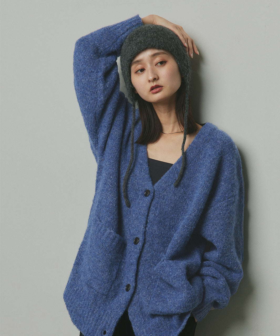 アドティエ ad thie 【2023AW新作】ふんわり・ブークレ Vネックニットカーディガン （チャコール） チャコール