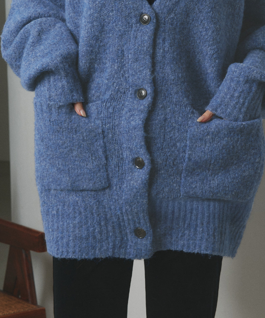 アドティエ ad thie 【2023AW新作】ふんわり・ブークレ Vネックニットカーディガン （チャコール） チャコール