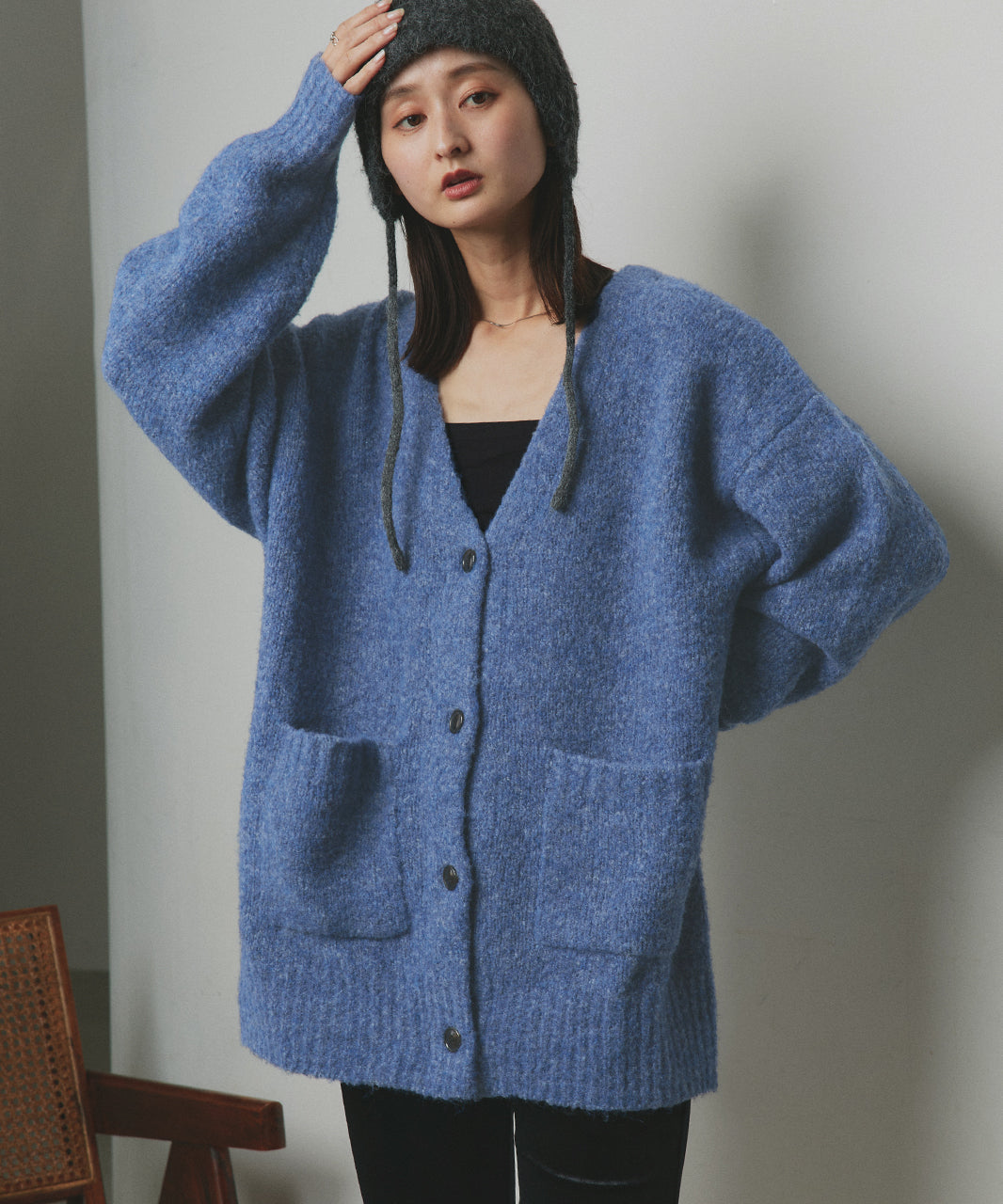 アドティエ ad thie 【2023AW新作】ふんわり・ブークレ Vネックニットカーディガン （チャコール） チャコール