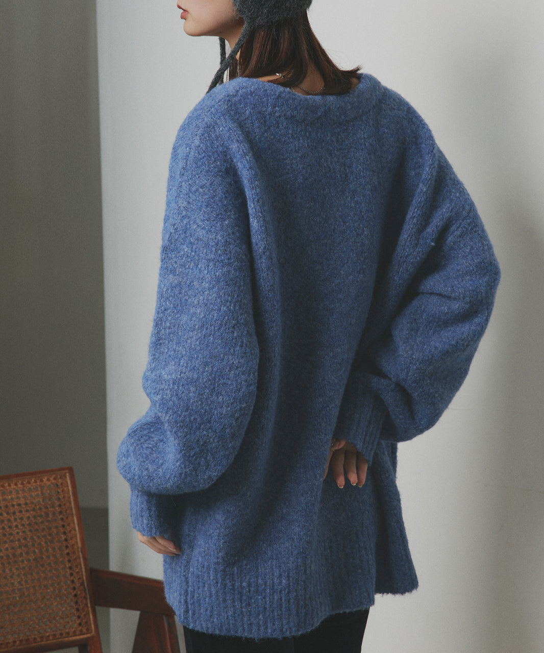 アドティエ ad thie 【2023AW新作】ふんわり・ブークレ Vネックニットカーディガン （チャコール） チャコール