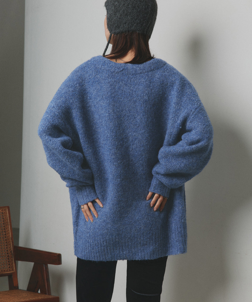 アドティエ ad thie 【2023AW新作】ふんわり・ブークレ Vネックニットカーディガン （チャコール） チャコール