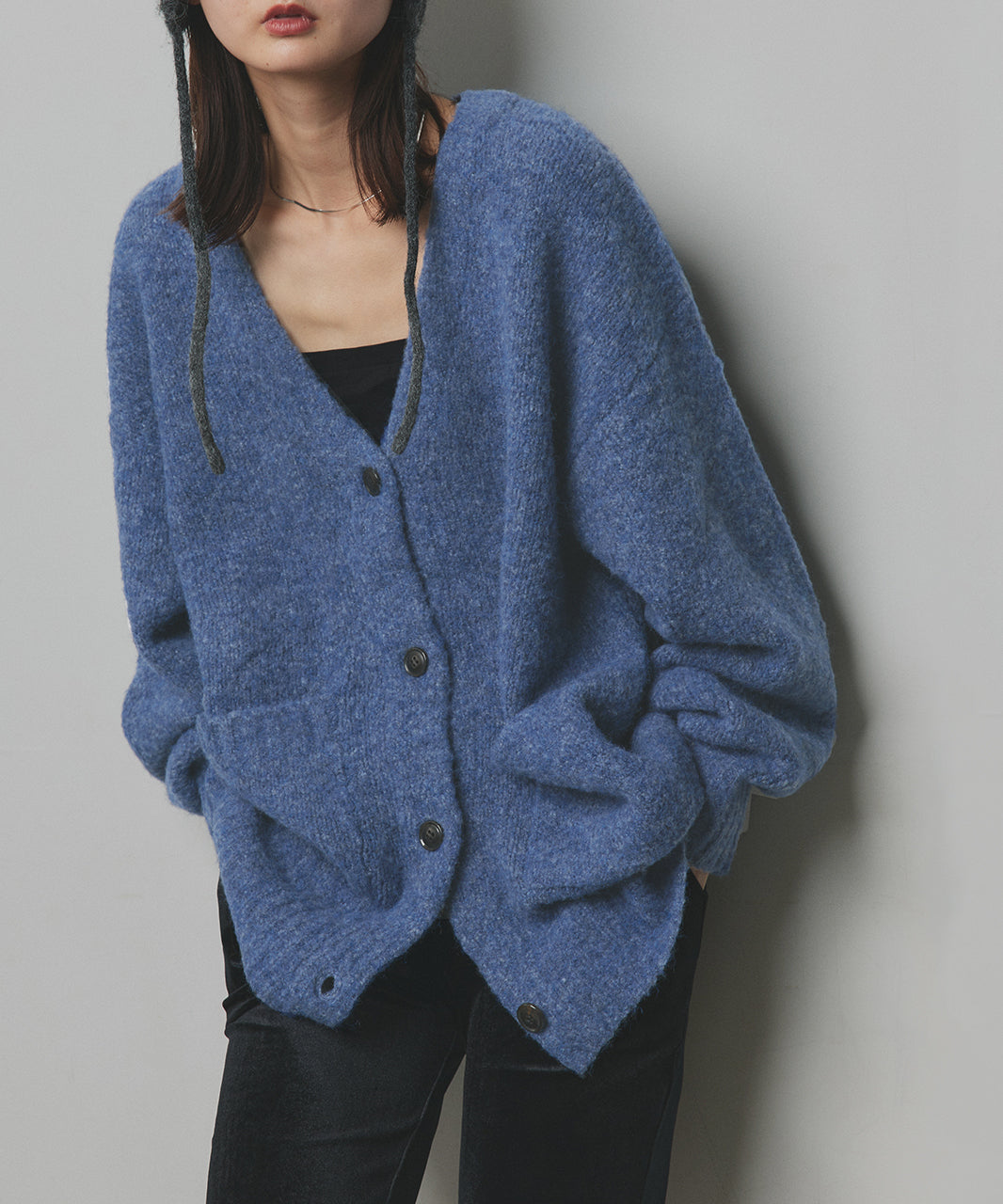 アドティエ ad thie 【2023AW新作】ふんわり・ブークレ Vネックニットカーディガン （チャコール） チャコール