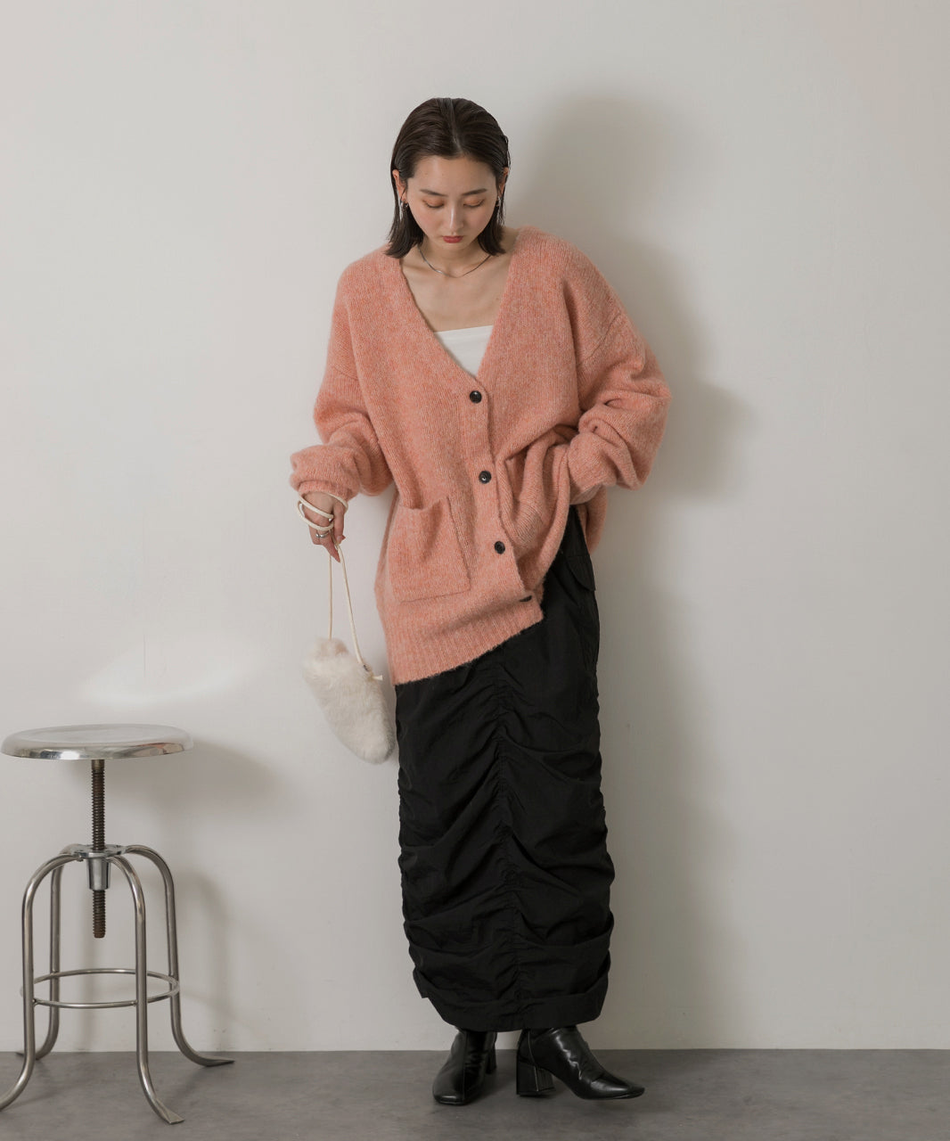 アドティエ ad thie 【2023AW新作】ふんわり・ブークレ Vネックニットカーディガン （チャコール） チャコール