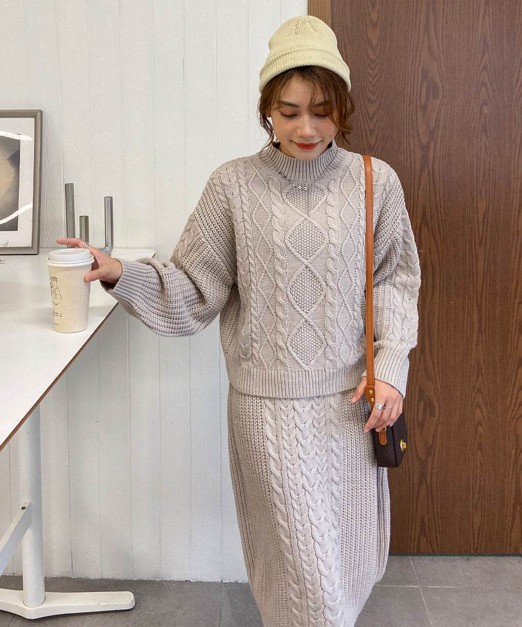 アドティエ ad thie プチハイネックニットセットアップ ニット セットアップ ケーブル ハイネック 長袖 レディース 2点セット ニットスカート （ライトグレー） ライトグレー