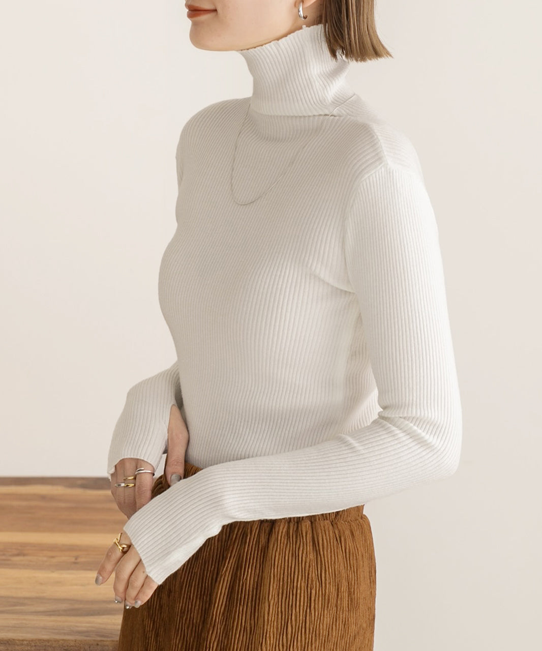 アドティエ ad thie サムホールデザイン ベーシックハイネックニット