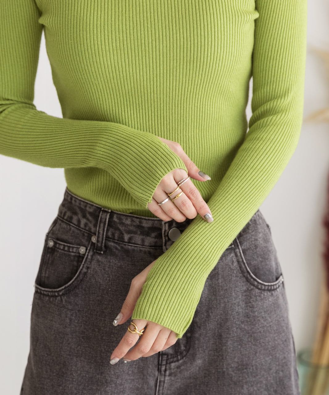 アドティエ ad thie サムホールデザイン ベーシックハイネックニット