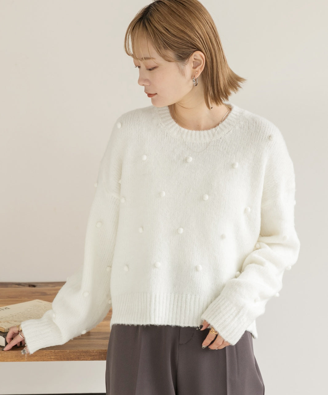 アドティエ ad thie ドット柄・クルーネック ショート丈ニット （オフホワイト） オフホワイト