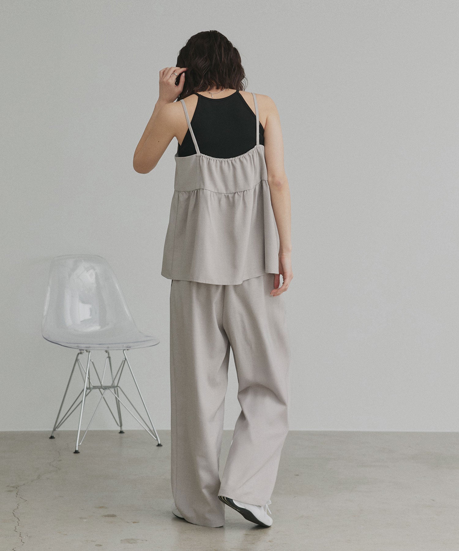 アドティエ ad thie ペプラムキャミソール ロングパンツ セットアップ （ダークグレー） ダークグレー