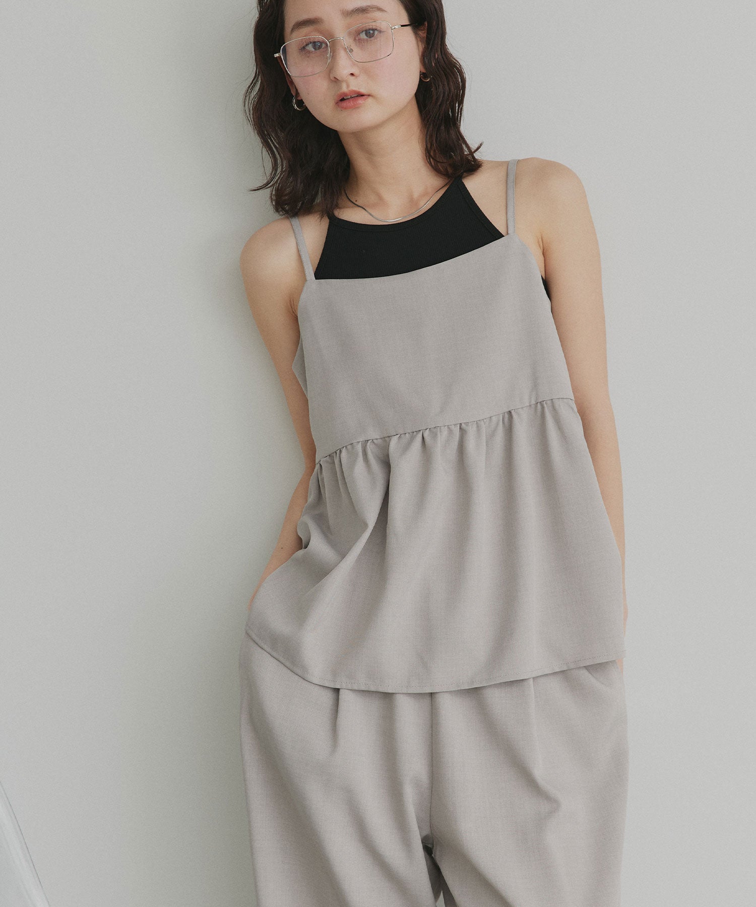 アドティエ ad thie ペプラムキャミソール ロングパンツ セットアップ （ダークグレー） ダークグレー