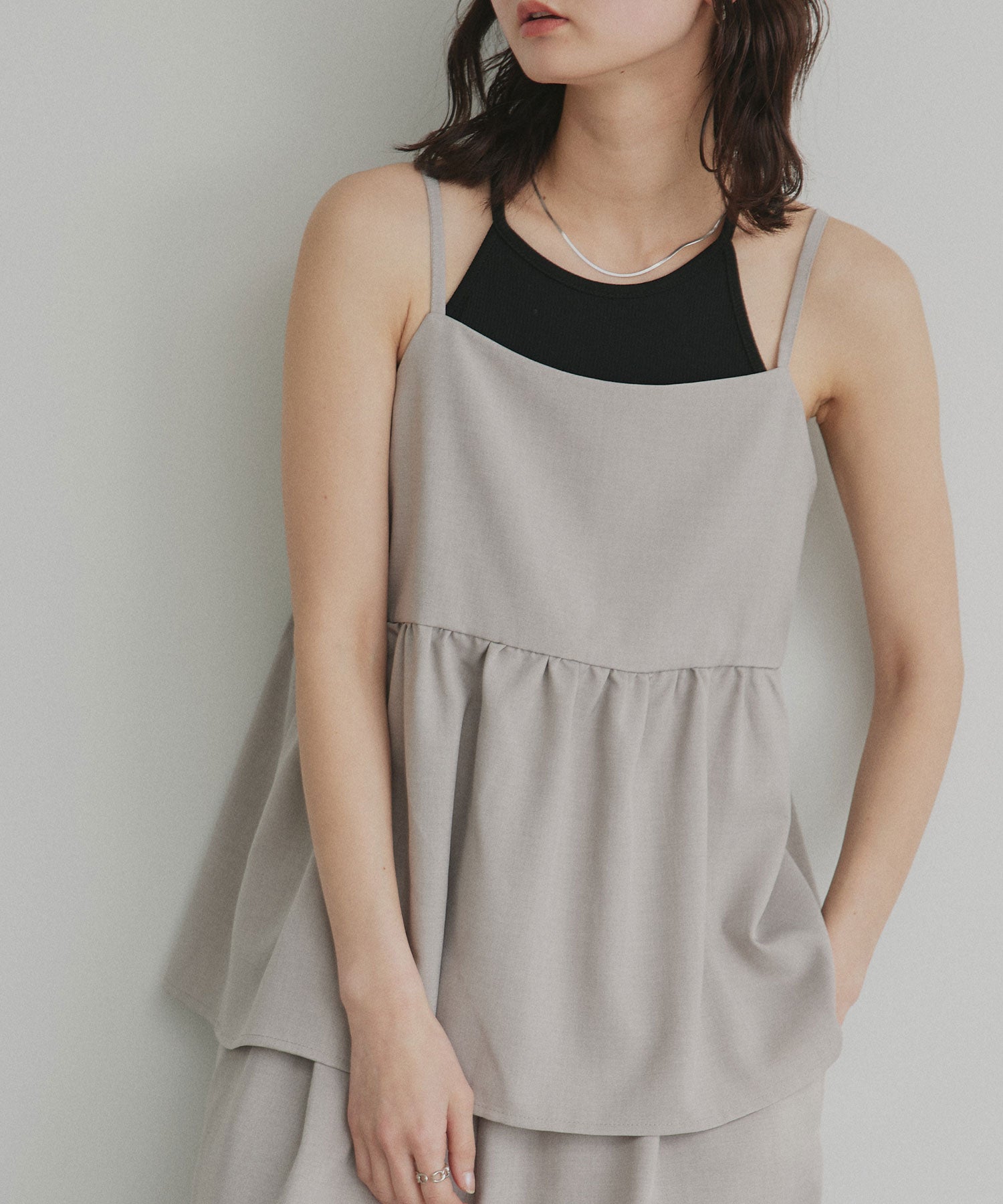 アドティエ ad thie ペプラムキャミソール ロングパンツ セットアップ （ダークグレー） ダークグレー