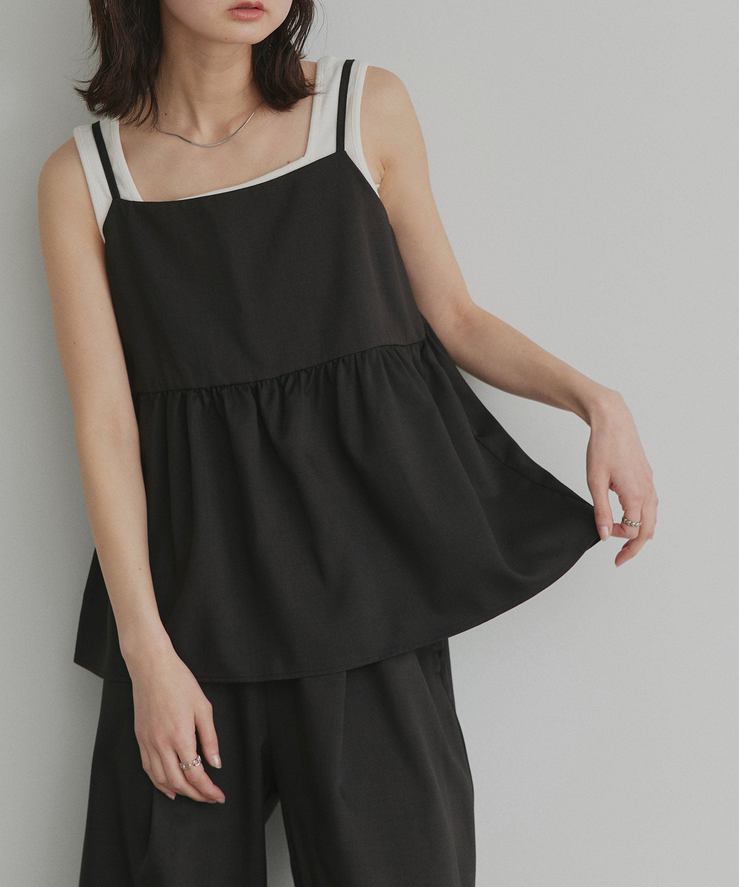 アドティエ ad thie ペプラムキャミソール ロングパンツ セットアップ （ダークグレー） ダークグレー