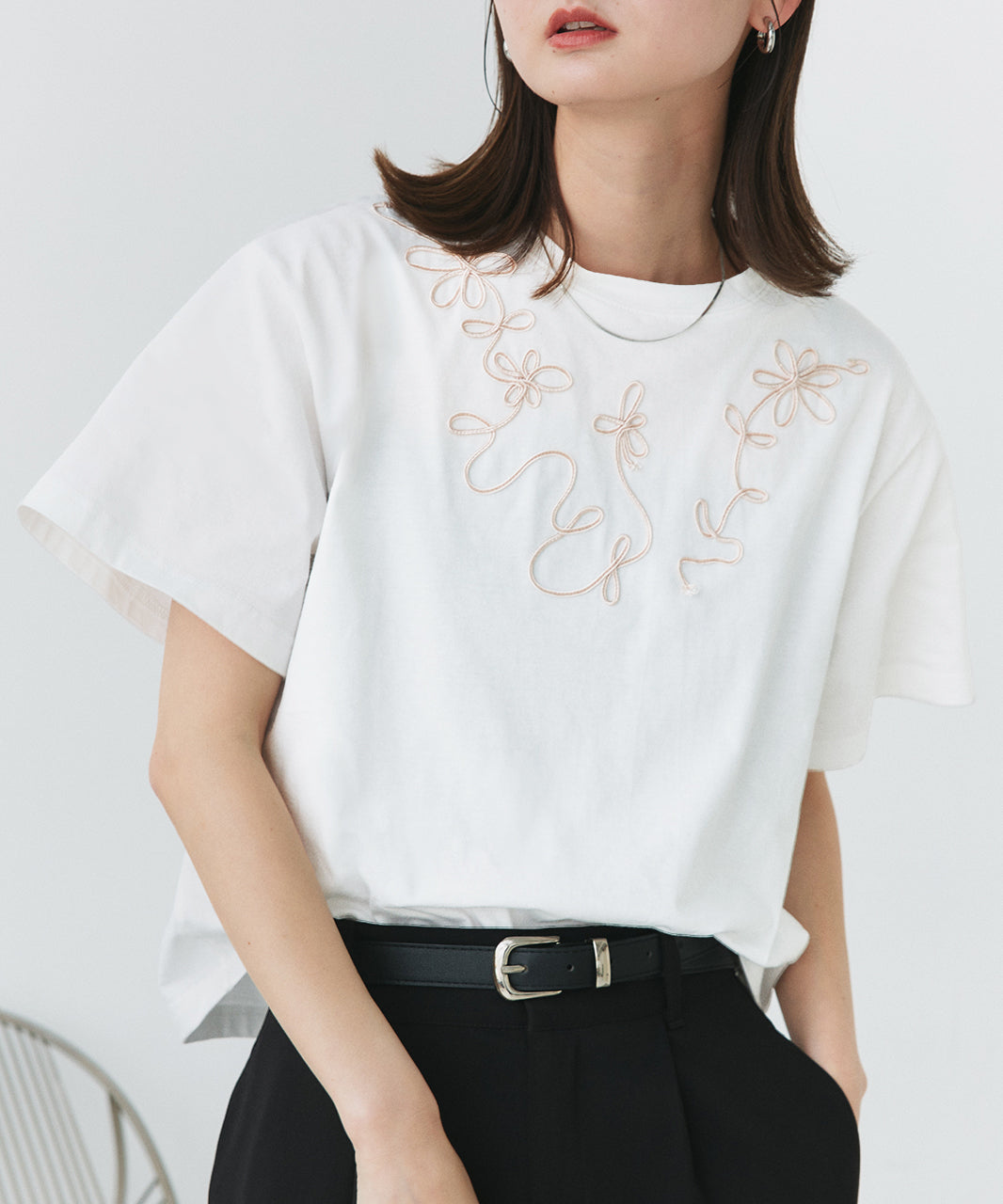 アドティエ ad thie 【2025SS新作】フラワーモチーフコード刺繍Tシャツ （オフホワイト） オフホワイト