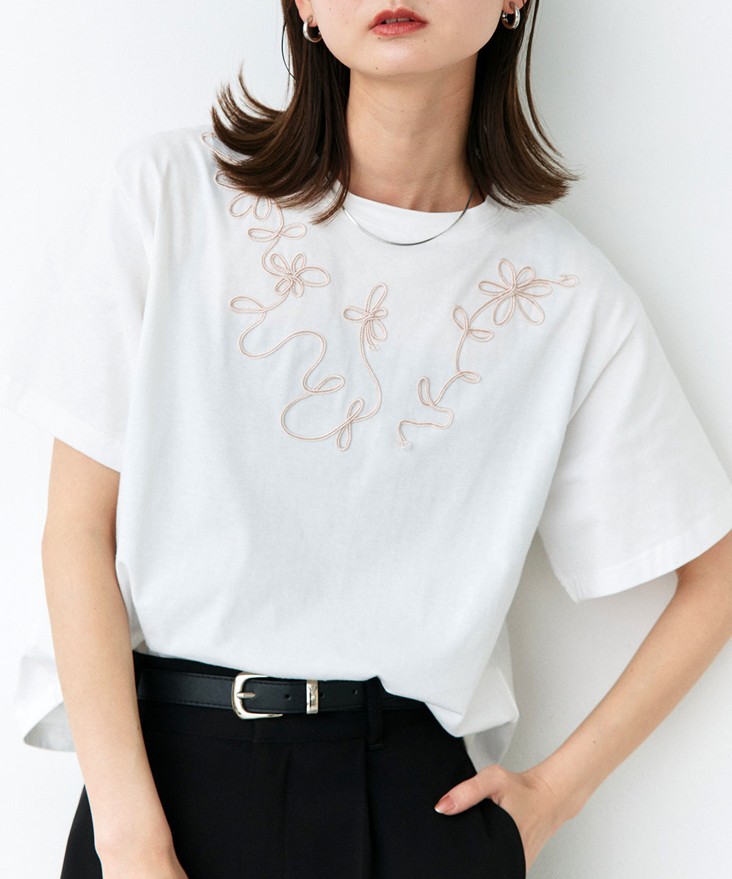 アドティエ ad thie 【2025SS新作】フラワーモチーフコード刺繍Tシャツ （オフホワイト） オフホワイト