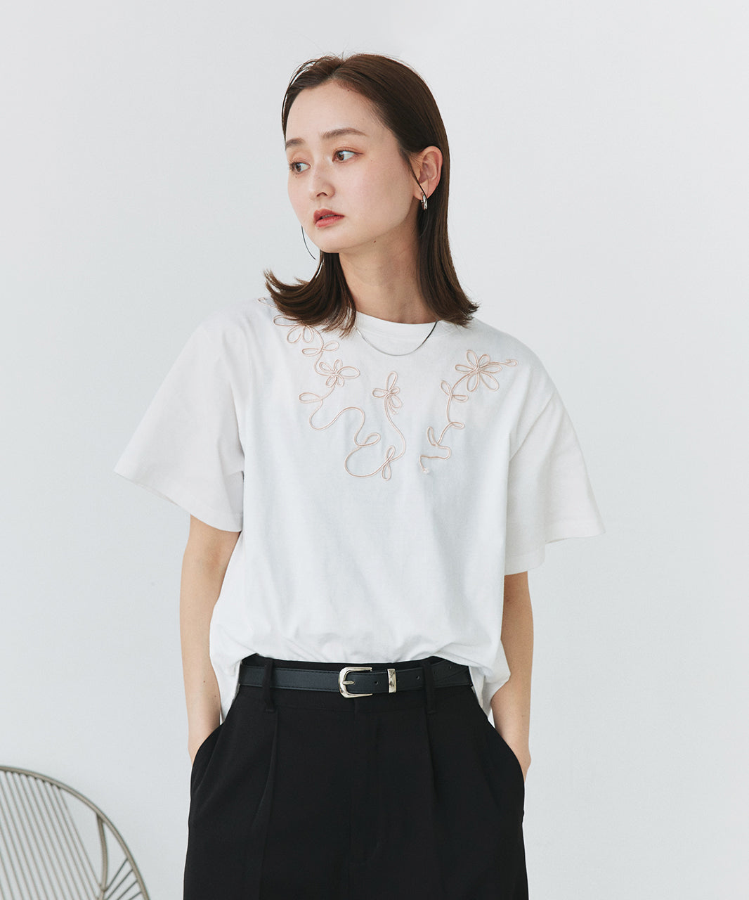 アドティエ ad thie 【2025SS新作】フラワーモチーフコード刺繍Tシャツ （オフホワイト） オフホワイト