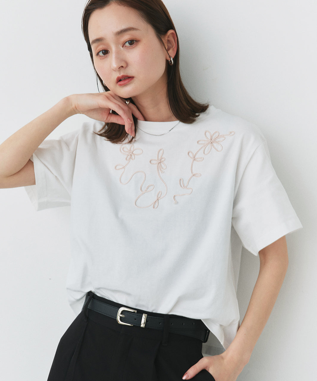 アドティエ ad thie 【2025SS新作】フラワーモチーフコード刺繍Tシャツ （オフホワイト） オフホワイト
