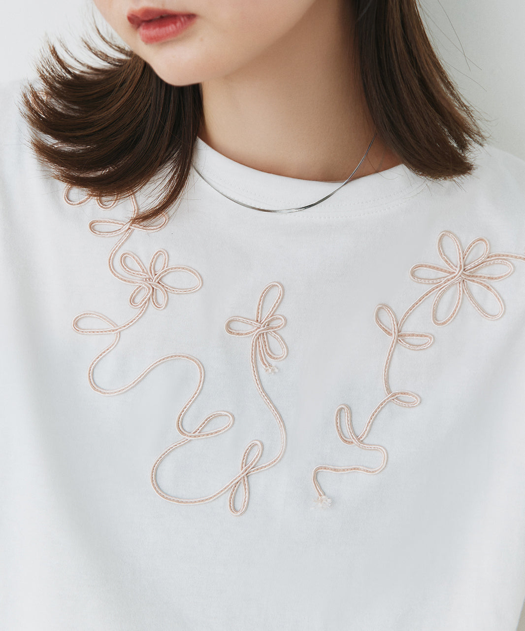 アドティエ ad thie 【2025SS新作】フラワーモチーフコード刺繍Tシャツ （オフホワイト） オフホワイト