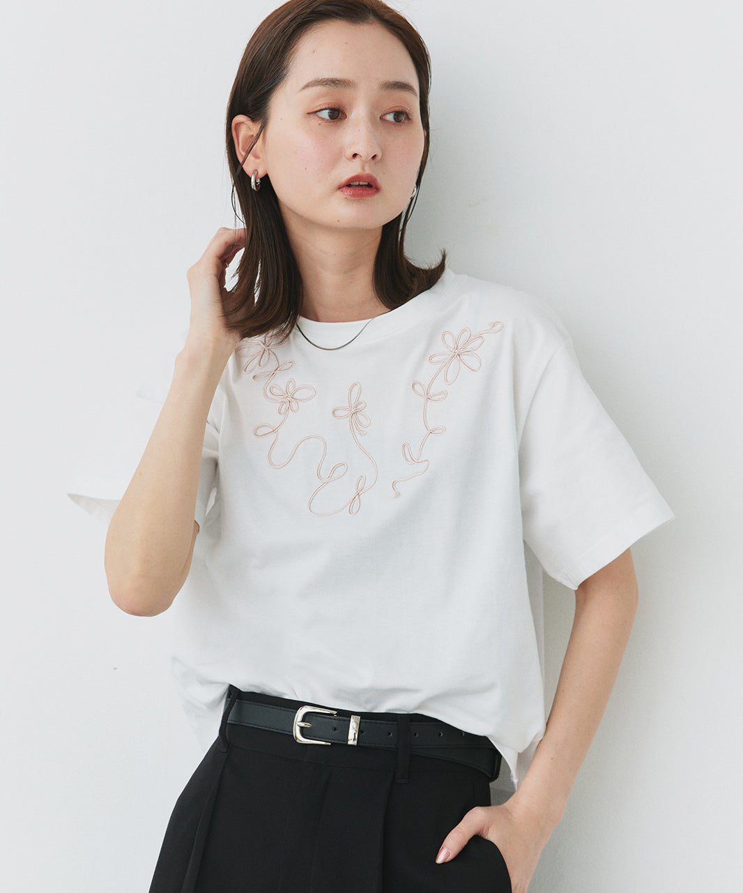 アドティエ ad thie 【2025SS新作】フラワーモチーフコード刺繍Tシャツ （オフホワイト） オフホワイト