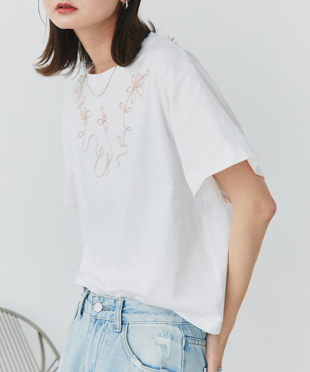アドティエ ad thie 【2025SS新作】フラワーモチーフコード刺繍Tシャツ （オフホワイト） オフホワイト