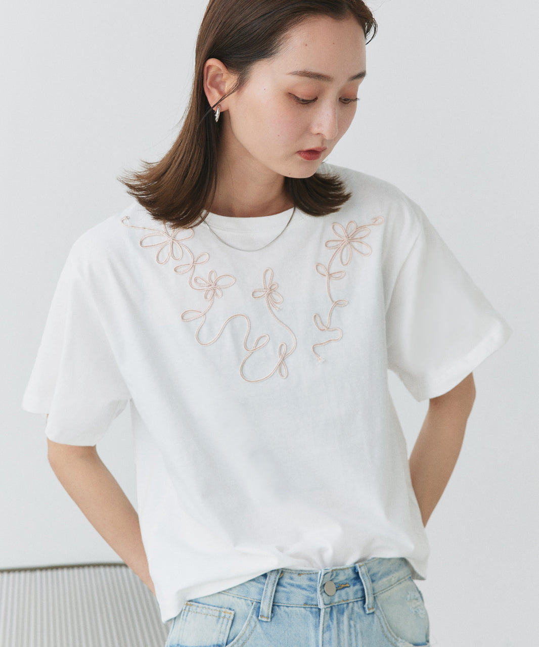 アドティエ ad thie 【2025SS新作】フラワーモチーフコード刺繍Tシャツ （オフホワイト） オフホワイト