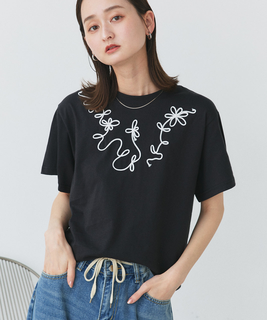 アドティエ ad thie 【2025SS新作】フラワーモチーフコード刺繍Tシャツ （オフホワイト） オフホワイト