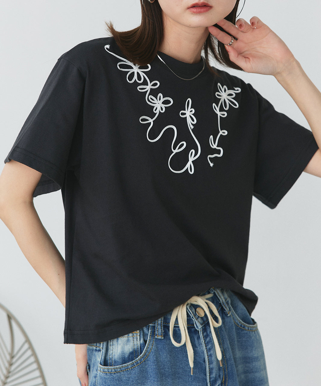 アドティエ ad thie 【2025SS新作】フラワーモチーフコード刺繍Tシャツ （オフホワイト） オフホワイト