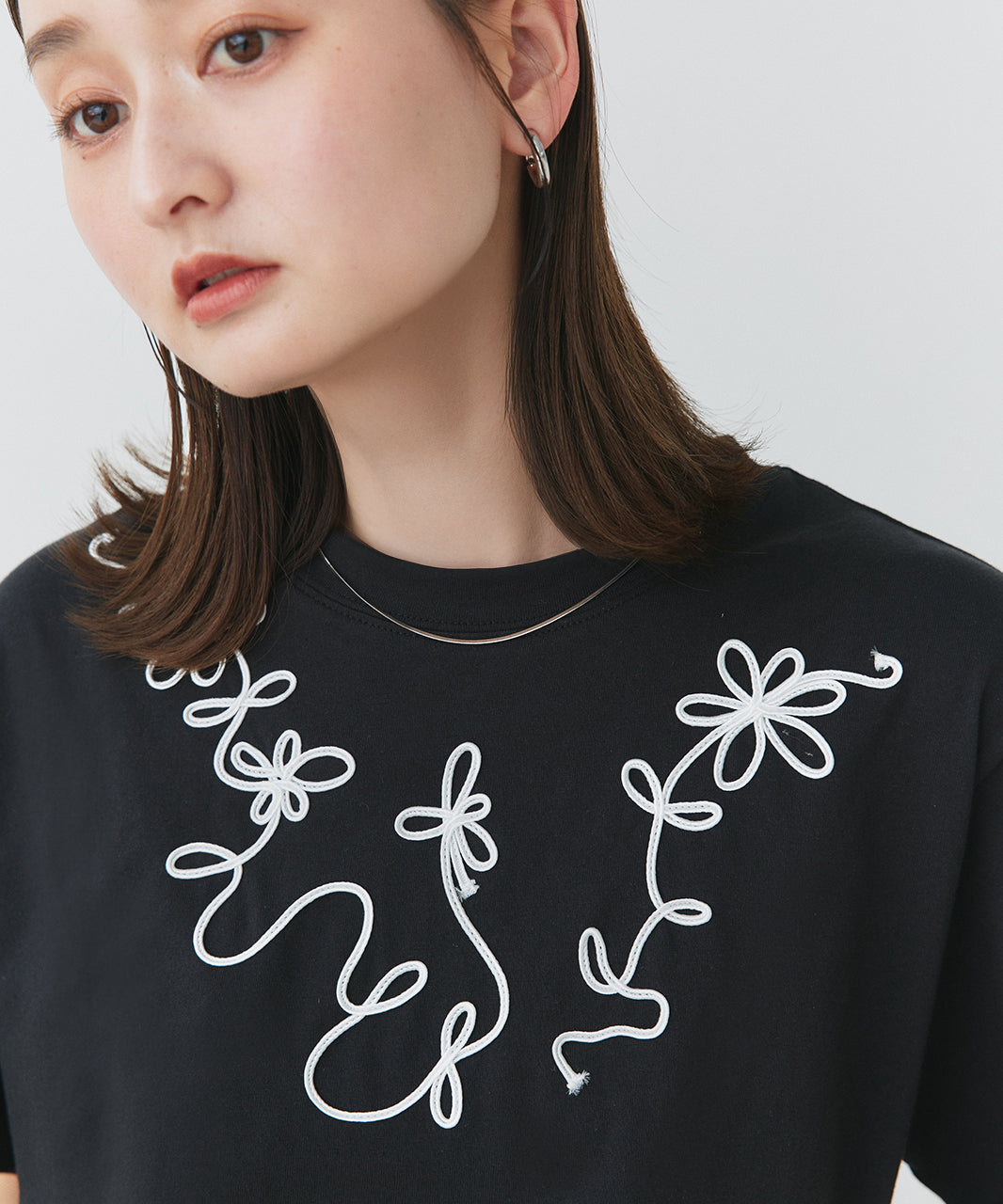 アドティエ ad thie 【2025SS新作】フラワーモチーフコード刺繍Tシャツ （オフホワイト） オフホワイト