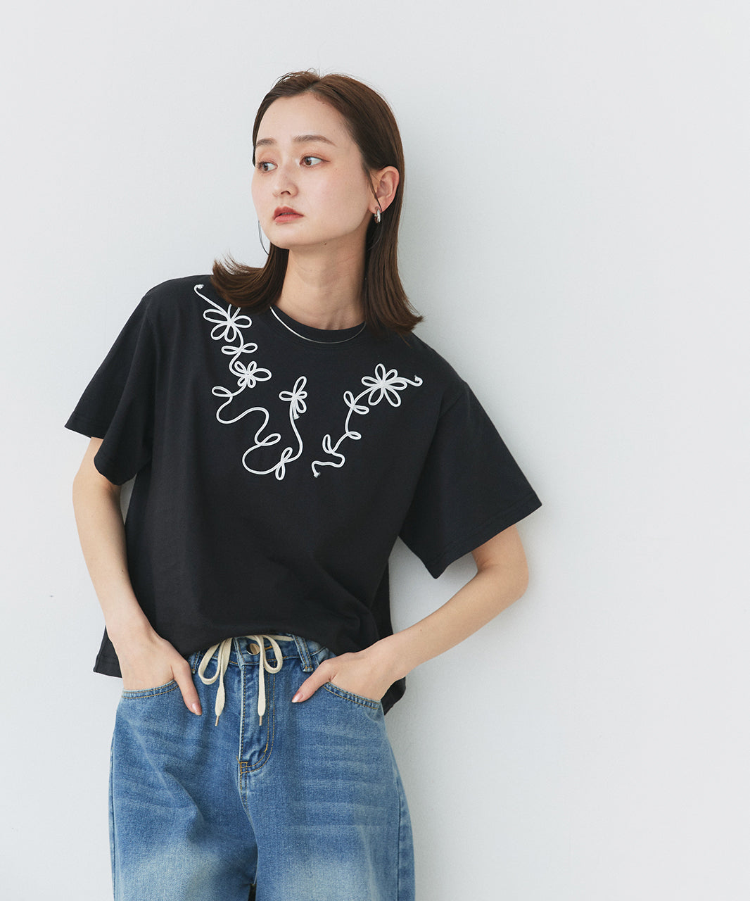 アドティエ ad thie 【2025SS新作】フラワーモチーフコード刺繍Tシャツ （オフホワイト） オフホワイト