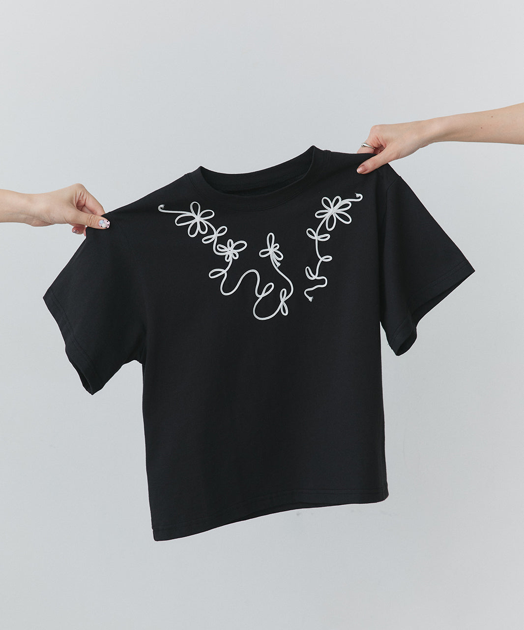アドティエ ad thie 【2025SS新作】フラワーモチーフコード刺繍Tシャツ （オフホワイト） オフホワイト