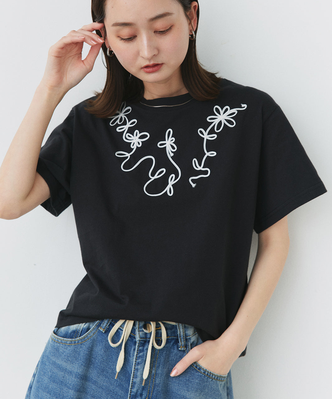 アドティエ ad thie 【2025SS新作】フラワーモチーフコード刺繍Tシャツ （ブラック） ブラック
