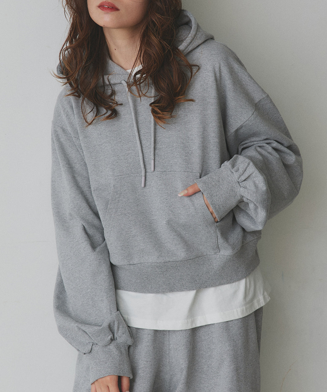 アドティエ ad thie 【2025AW新作】ショート丈スウェットフーディーパーカー （モクグレー） モクグレー