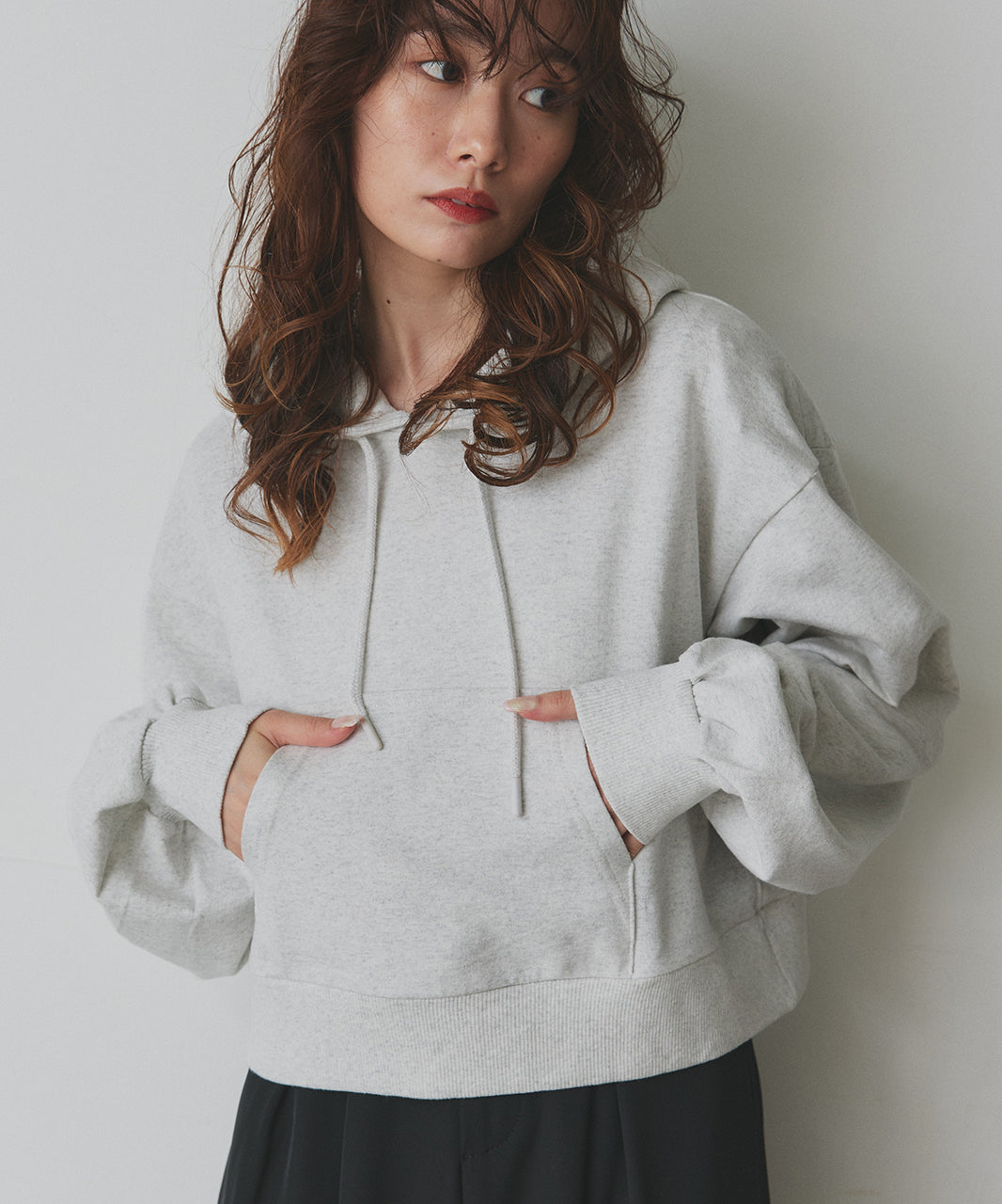 アドティエ ad thie 【2025AW新作】ショート丈スウェットフーディーパーカー （モクグレー） モクグレー