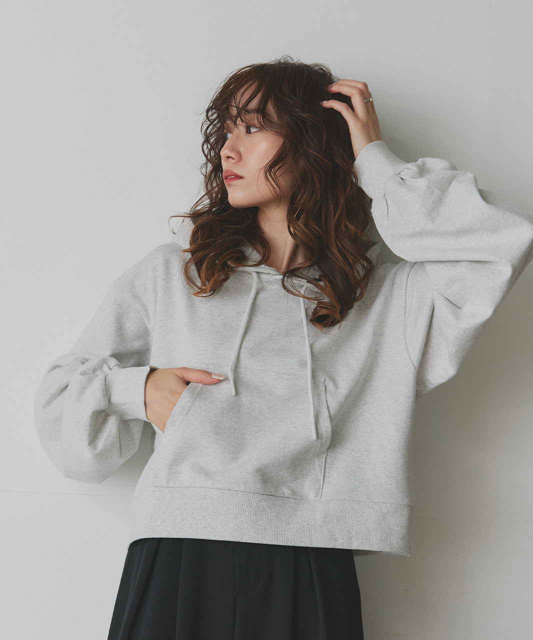 アドティエ ad thie 【2025AW新作】ショート丈スウェットフーディーパーカー （モクグレー） モクグレー